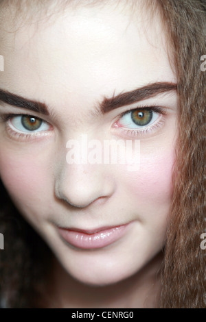 Backstage Chanel Paris Prêt à Porter Automne Hiver Close up face de model Irina Kulikova brunette crimmped défini et cheveux eye Banque D'Images