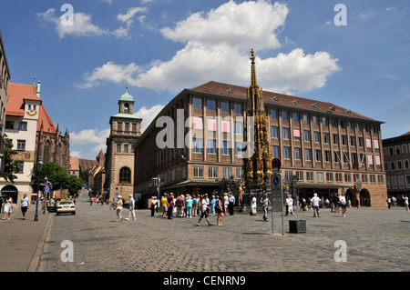 Le Schoner Brunnen est une fontaine de 14th siècle, de 19 mètres de haut dans le Hauptmarkt très animé, (place du marché). La fontaine rappelle un gothique Banque D'Images