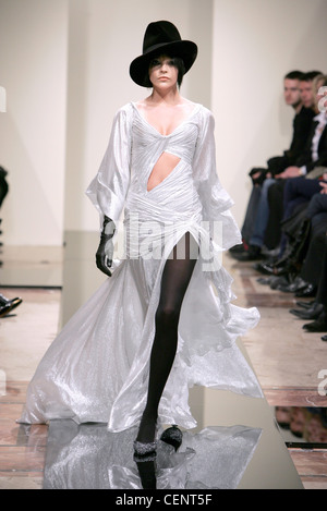 Valentin Yudashkin Milan Prêt à Porter Automne Hiver étage longueur robe blanche fluide avec split et black hat Banque D'Images