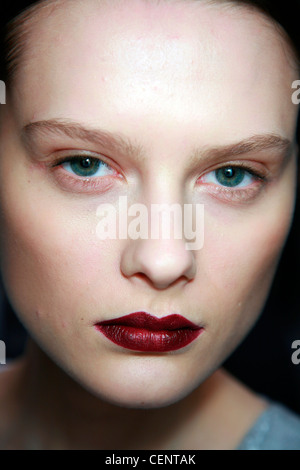 Paris Backstage Kenzo Automne Hiver Model wearing dark red lipstick Banque D'Images