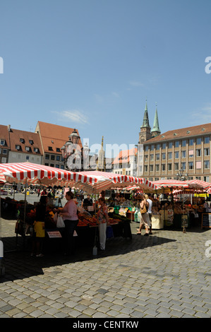 Un marché aux fruits et légumes sur la place principale de Nuremberg, le Hauptmarkt. C'est la plus grande place de la ville, Nuremberg, Allemagne Banque D'Images