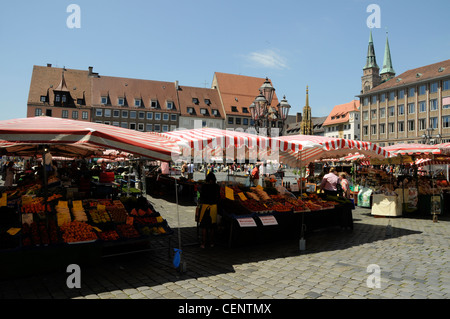 Un marché aux fruits et légumes sur la place principale de Nuremberg, le Hauptmarkt. C'est la plus grande place de la ville datant de 1628. Allemagne Banque D'Images
