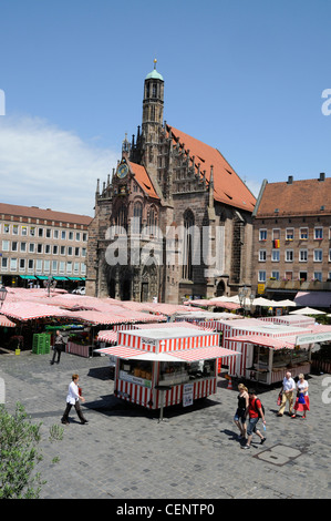 Un marché aux fruits et légumes sur la place principale de Nuremberg, le 'Hauptmarkt' et l'église Frauen (Kirche Woman), Nuremberg, Allemagne Banque D'Images