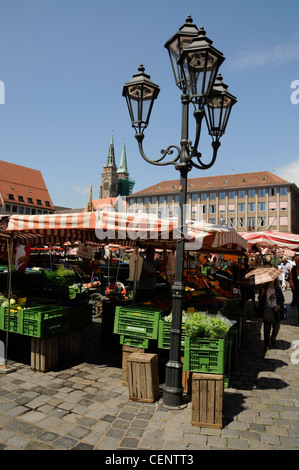 Un marché aux fruits et légumes sur la place principale de Nuremberg, le Hauptmarkt. C'est la plus grande place de la ville datant de 1628. Allemagne Banque D'Images