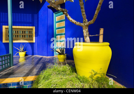 Jardin Majorelle. Pots à l'extérieur de la villa au centre du jardin Majorelle, Marrakech, Maroc, Afrique du Nord Banque D'Images