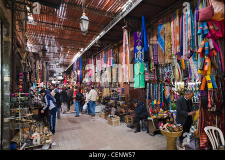 Rue SOUK SMARINE dans les Souks, Medina, Marrakech, Maroc, Afrique du Nord Banque D'Images