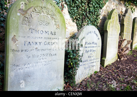 Cimetière Branston est l'emplacement de ces graves pierres tombales alignées contre le mur Banque D'Images