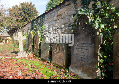 Cimetière Branston est l'emplacement de ces graves pierres tombales alignées contre le mur Banque D'Images