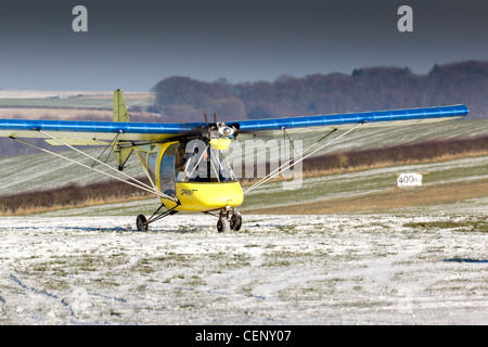 Un propulseur à Compton Abbas ulm aérodrome de Dorset en Angleterre dans la neige Banque D'Images