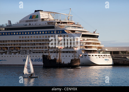 Age of Sail  Santa Maria de Colombo et l'Aida de Croisière Promenade de Funchal, Madeira, Portugal Banque D'Images