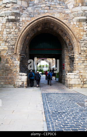 Les touristes marcher par la porte de château de Lincoln, Lincolnshire dans la ville de Lincoln Banque D'Images