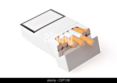 Studio shot of a ouvert un paquet de cigarettes Banque D'Images