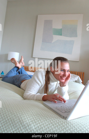Woman working on Laptop Computer at Home Banque D'Images