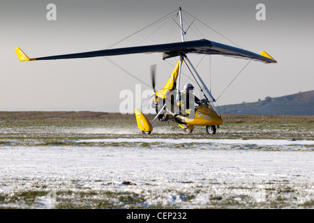 Un avion ultra à Compton Abbas airfield dans le Dorset en Angleterre dans la neige Banque D'Images