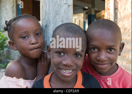 Les enfants après l'école à Bwejuu village côte est de Zanzibar, Tanzanie Banque D'Images