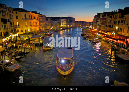 Le Grand Canal à Venise par nuit Banque D'Images