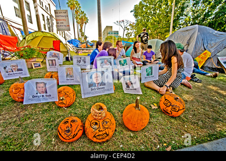 Diverses personnalités conservateur actuel sont négativement décrite par Occupy Wall Street de Los Angeles l'Hôtel de Ville. Banque D'Images