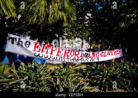 Un panneau indiquant "le roi est nu" proclame Occupy Wall Street sentiments campement de protestation à Los Angeles City Hall Banque D'Images