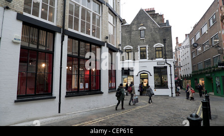 Boutiques branchées et les piétons sur Newburgh Street près de Carnaby Street dans le Newburgh Trimestre Londres Angleterre KATHY DEWITT Banque D'Images