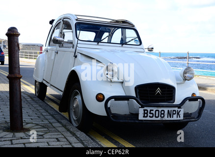 Citroën 2CV garée sur front de mer à Sennen Cove, Penwith, Cornwall Banque D'Images