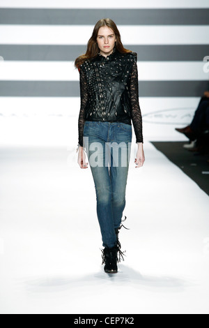 William Rast New York Prêt à Porter Automne Hiver sans manches veste en cuir noir ornée de dentelle noire top, bleu Banque D'Images