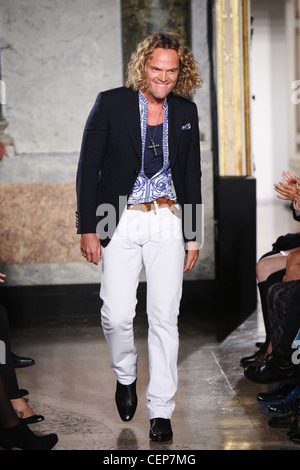 Emilio Pucci Milan Prêt à Porter Printemps Été 2011 Fashion designer Peter Dundas Banque D'Images