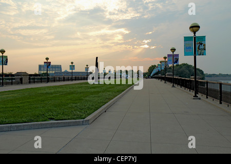 Coucher de soleil sur un pont pour piétons au centre-ville d'Indianapolis, Indiana Banque D'Images