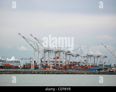 Pile de contenant dans Brooklyn New York shipyard Banque D'Images