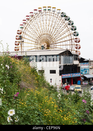 La grande roue sur la Corniche de Beyrouth Raouché, district de Beyrouth, Liban Banque D'Images