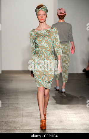 Karen Walker New York pour WearSpringSummer 2012 Banque D'Images