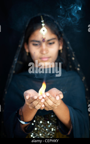 Indian hindu woman une flamme de camphre. L'Inde Banque D'Images