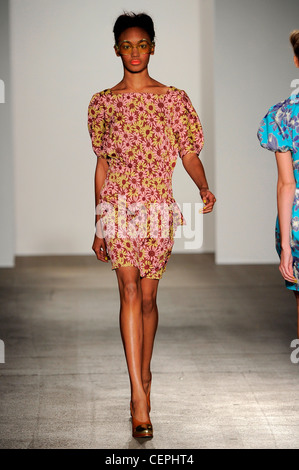 Karen Walker New York pour WearSpringSummer 2012 Banque D'Images