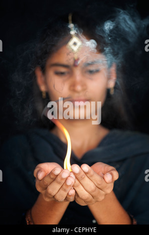 Indian hindu woman une flamme de camphre. L'Inde Banque D'Images