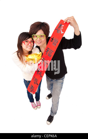 Joyeux Nouvel An chinois. Young couple holding lingot d'or et rouge couplets de printemps Banque D'Images