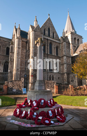 La Cathédrale de Rochester et rouge coquelicot pour Rememberance Day à Rochester, Kent, UK Banque D'Images