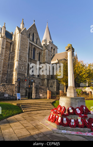 La Cathédrale de Rochester et rouge coquelicot pour Rememberance Day à Rochester, Kent, UK Banque D'Images