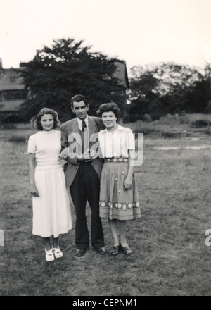 Archives photos : un homme et deux femmes dans la campagne (c1945) Banque D'Images