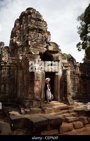 Femme debout à l'entrée de Ta Som temple, Angkor, Cambodge Banque D'Images