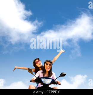 Happy young woman having voyage d'été sur un scooter Banque D'Images