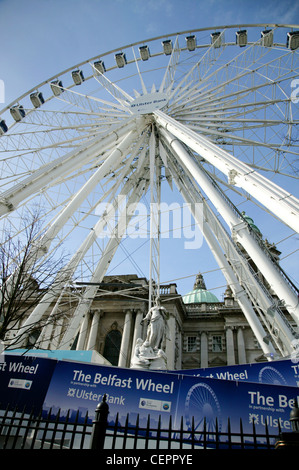 Vue extérieure de Belfast City Hall et la roue de Belfast. Banque D'Images
