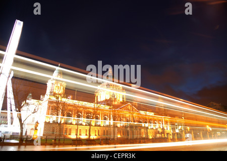 Vue extérieure de Belfast City Hall et la roue de Belfast est éclairée la nuit. Banque D'Images