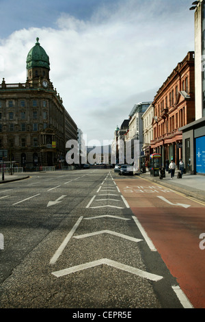 Une vue de Donegall square à la recherche jusqu'à Wellington Place. Banque D'Images