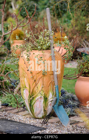 Un jardin et de l'urne avec les plantes d'hiver traditionnel spade Powys UK Banque D'Images