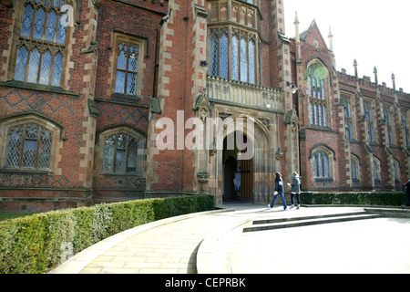 Les étudiants qui entrent dans l'Université Queens de Belfast. Banque D'Images