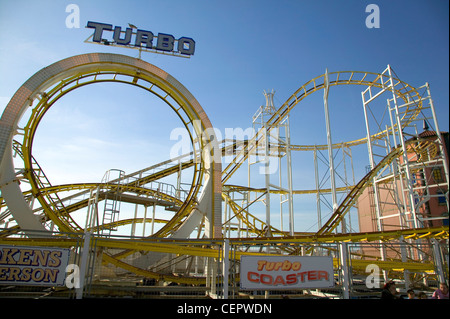 Le Turbo Montagnes russes sur la jetée de Brighton. Banque D'Images