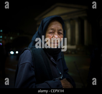 Les sans-abri des monuments parisiens., Portrait de Stephana, un Roumain de 77 ans, vivant autour du 'Madeleine'... Banque D'Images