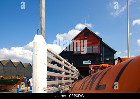 La RNLI lifeboat en face de la vie de la construction de bateaux à Whitstable. Banque D'Images