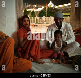 Amritsar , le Temple d'or sikh, les pèlerins dormir sur place Banque D'Images