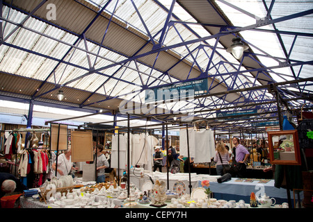 Stands d'antiquités à l'intérieur de Greenwich Market. Banque D'Images