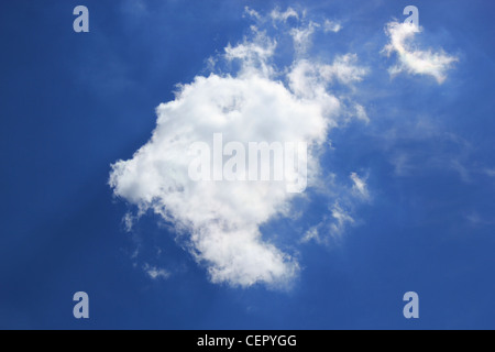 Petit nuage blanc dans un ciel bleu profond Banque D'Images